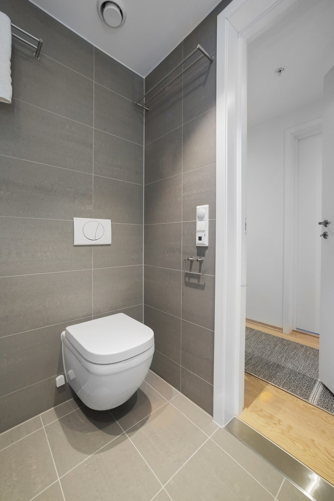 Badet har dusjhjørne, vegghengt toalett og opplegg for vaskemaskin, samt tørketrommel Galleribilde