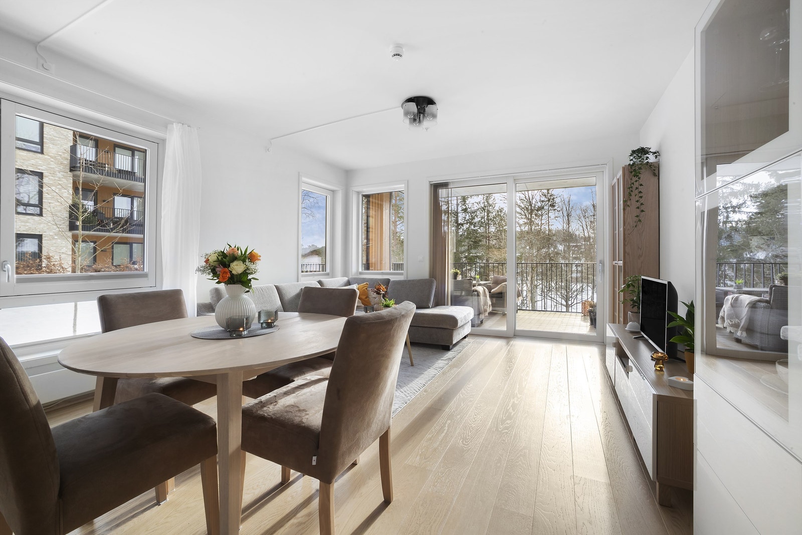 Stue og kjøkken er utformet i en åpen løsning som gir en romslig og luftig atmosfære Galleribilde