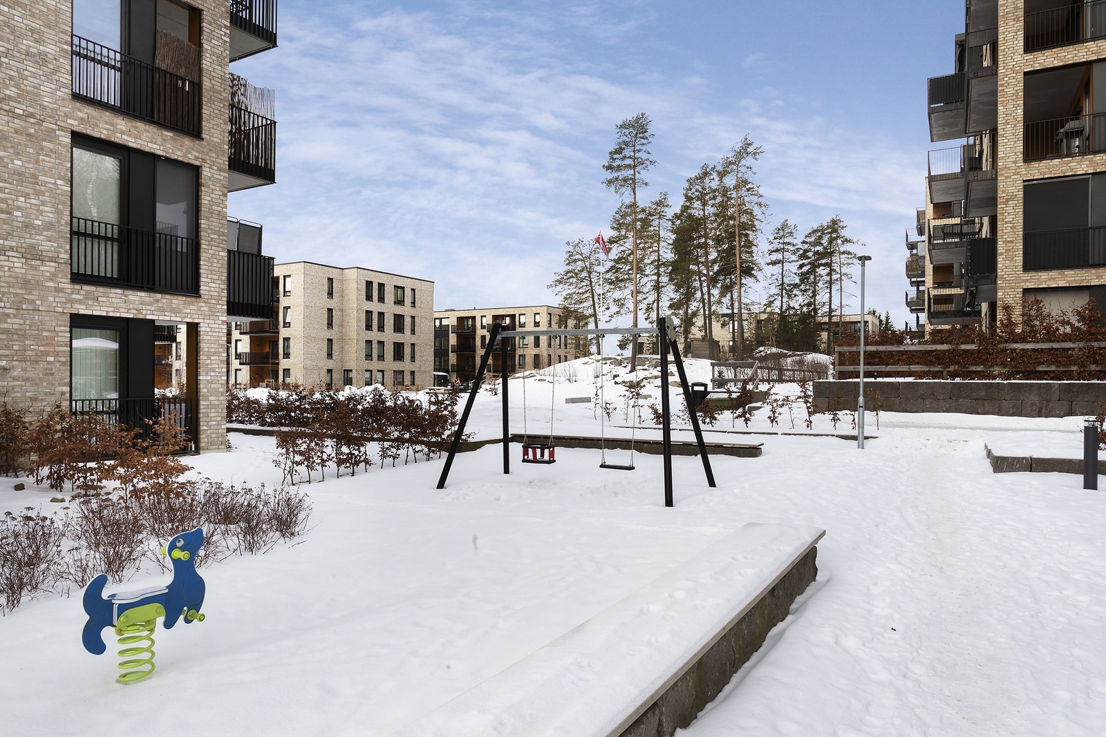 Dette er et rolig og barnevennlig område med kort gangavstand til flere barnehager, Vevelstadåsen barneskole og Haugjordet ungdomsskole. Galleribilde