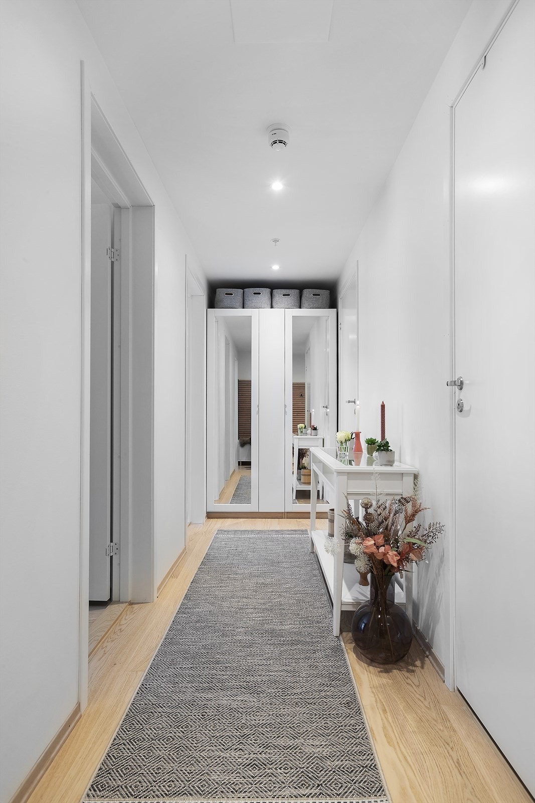 I entréen er det garderobeskap, samt plass til kommode og sittebenk Galleribilde