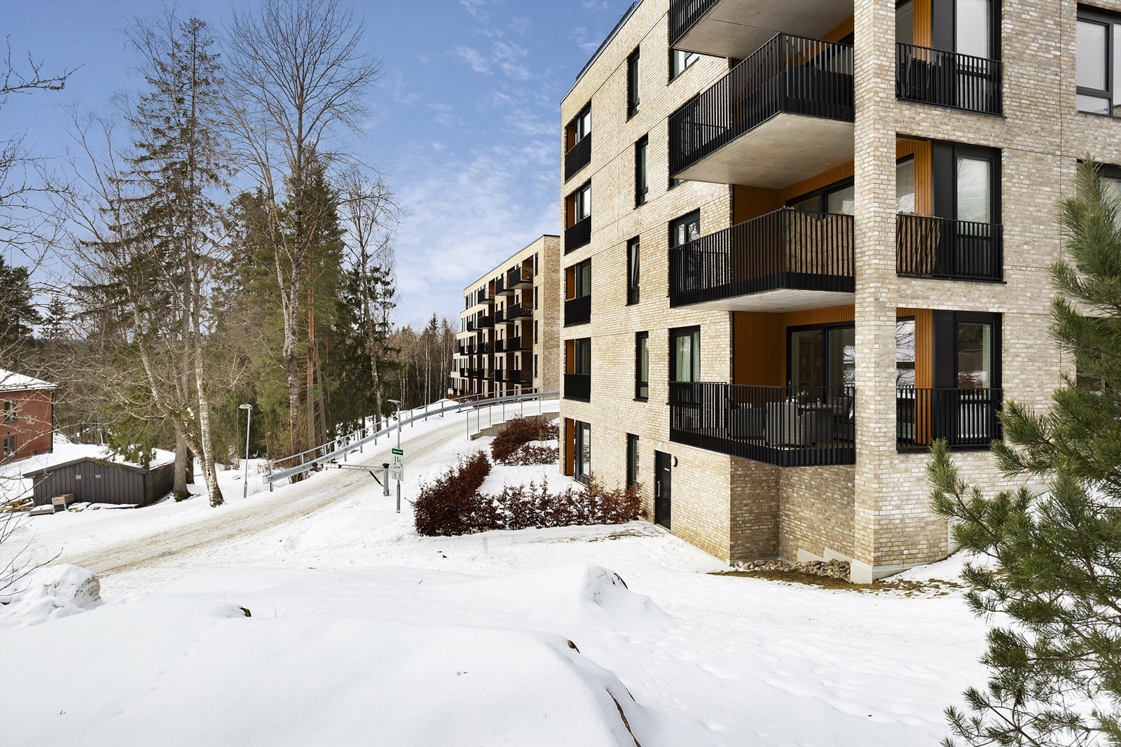 Teglverksfaret ligger i et veletablert og populært boligområde på Langhus Galleribilde