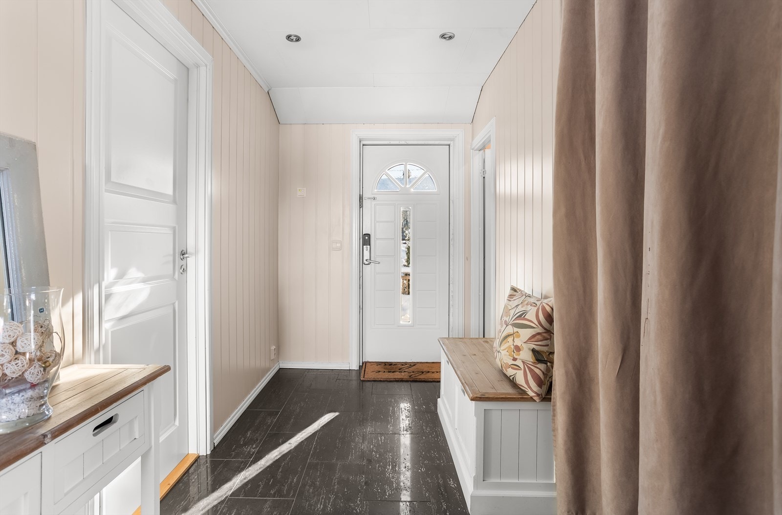 Boligen har en lys og innbydende entre med plass til oppheng av yttertøy og til å sette fra seg sko. Galleribilde