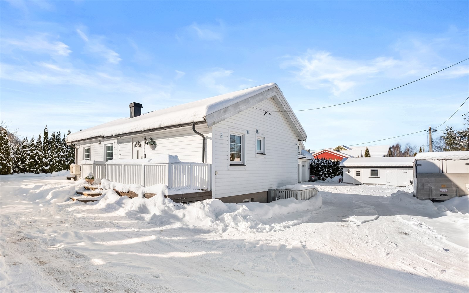 Eneboligen har en opparbeidet tomt med plenarealer og en terrasse i front på 9 m². Galleribilde