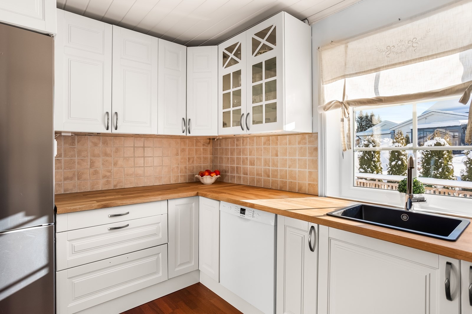 Godt med skapplass og praktisk belysning under overskapene. Galleribilde