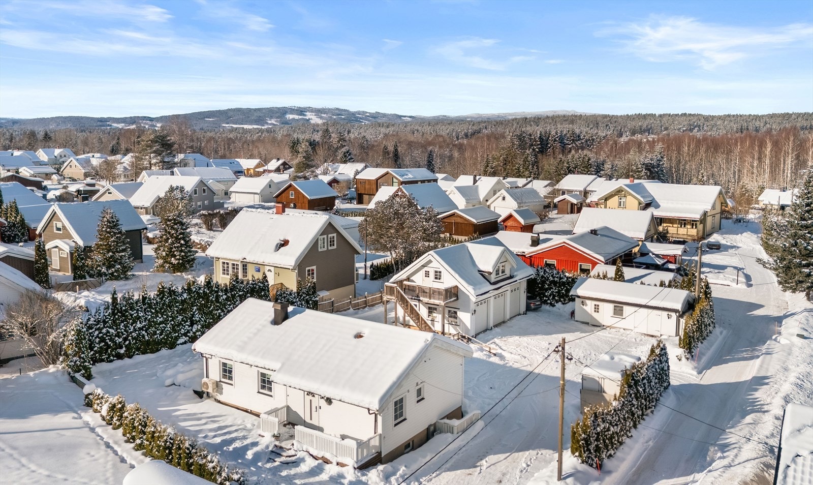 Eiendommen ligger i et etablert og familievennlig boligområde på Sagmoen nordre. Galleribilde