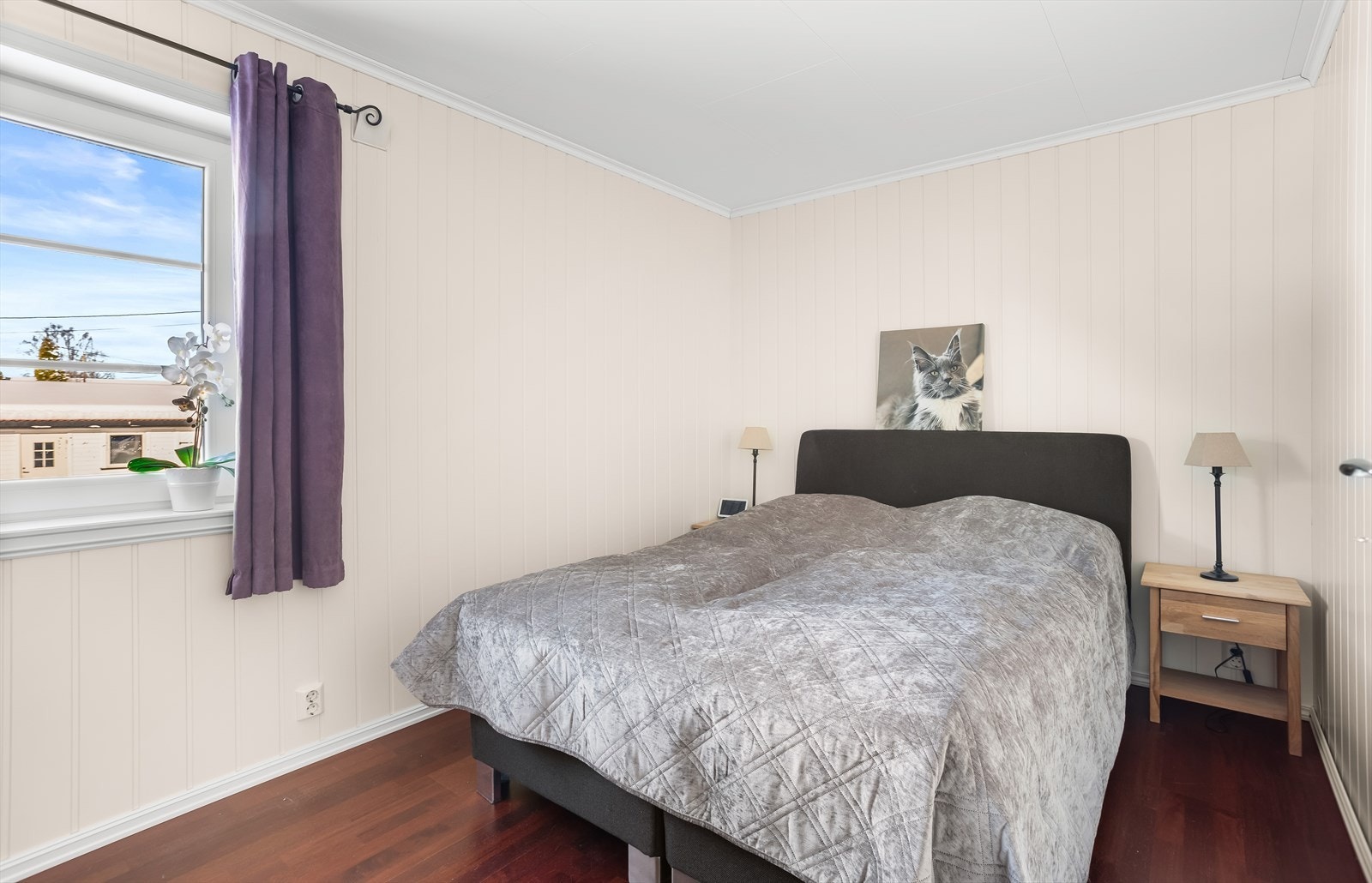 Hovedsoverommet har god plass til dobbeltseng og tilhørende møblement. Galleribilde