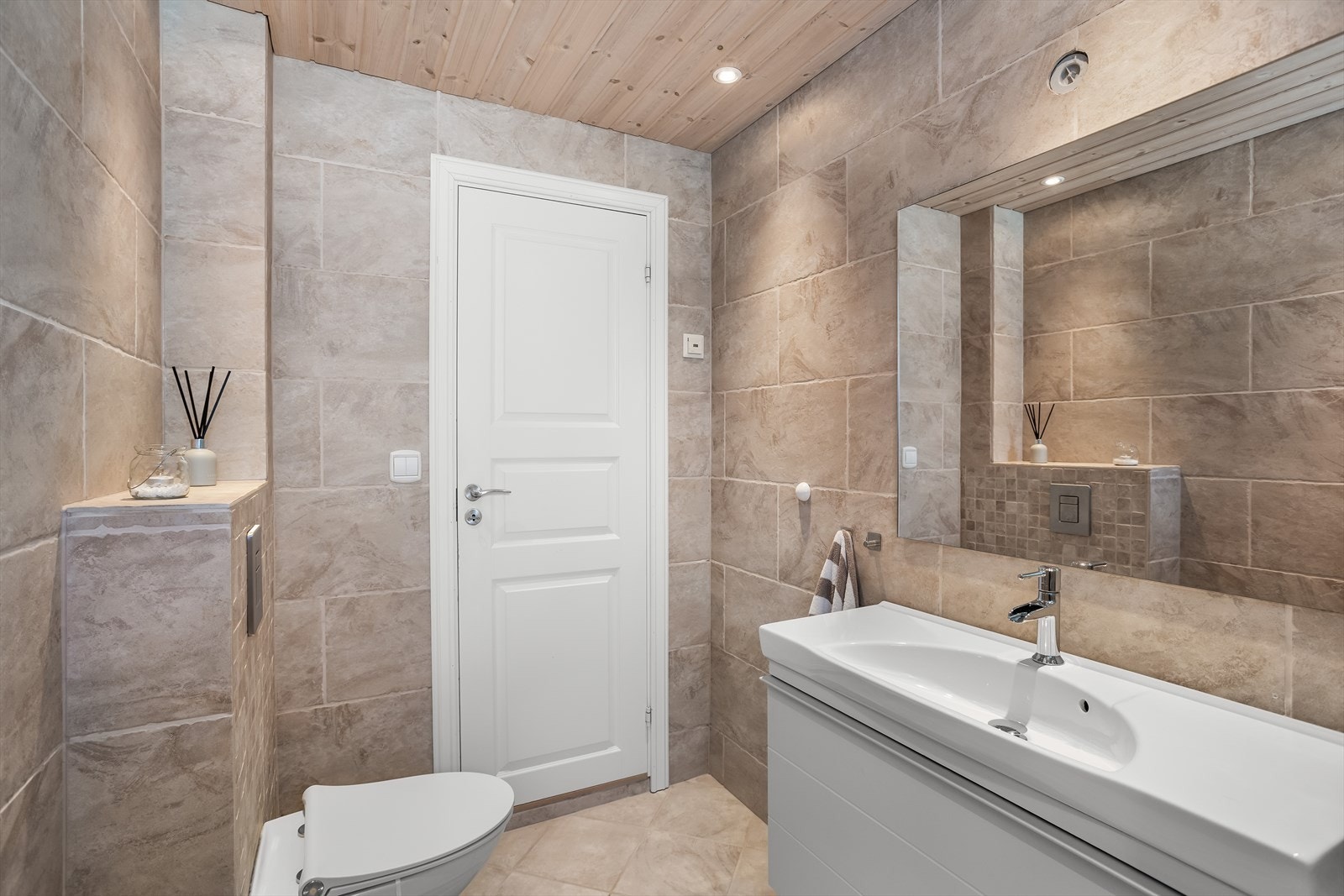 Innredningen består av en finert servantinnredning og et vegghengt toalett. Galleribilde