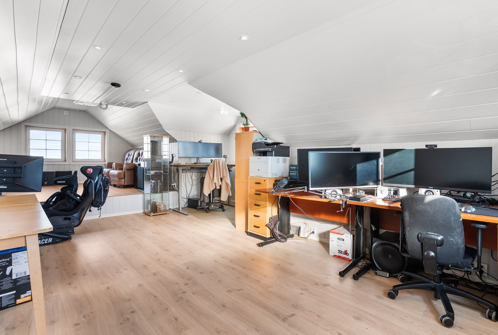 Garasjen har en innredet hems, men dette er ikke omsøkt eller godkjent. Galleribilde