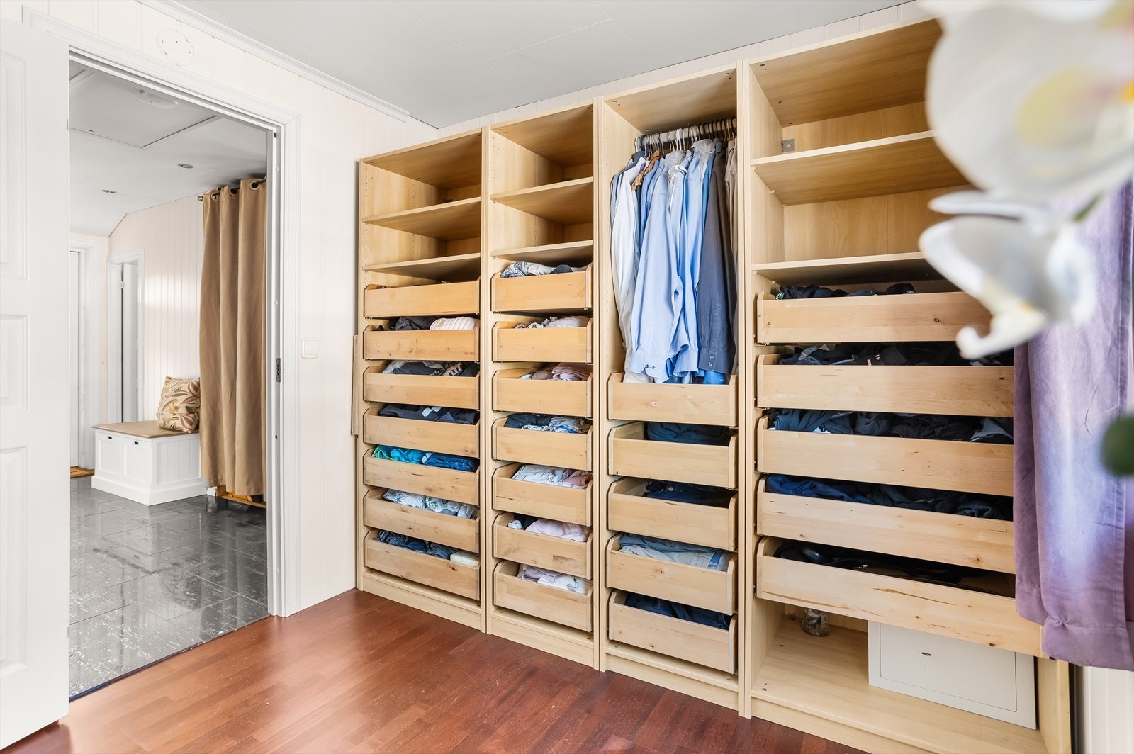 En romslig garderobeløsning gir rikelig med oppbevaringsplass. Galleribilde