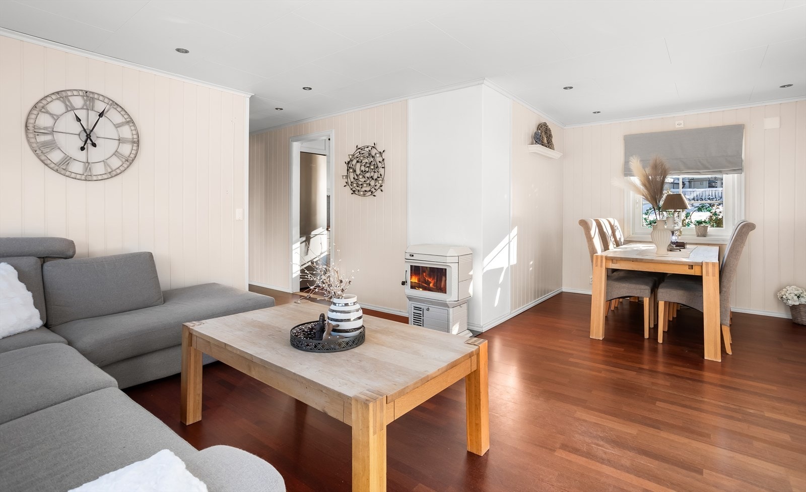 Den åpne løsningen mellom stue og spisestue skaper en sosial og luftig atmosfære. Galleribilde