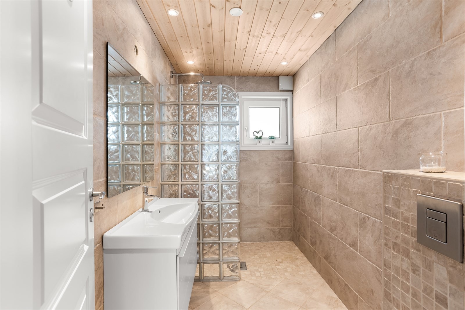 Badet ble pusset opp i 2011 og har fliser på gulv og vegger, samt gulvvarme. Galleribilde