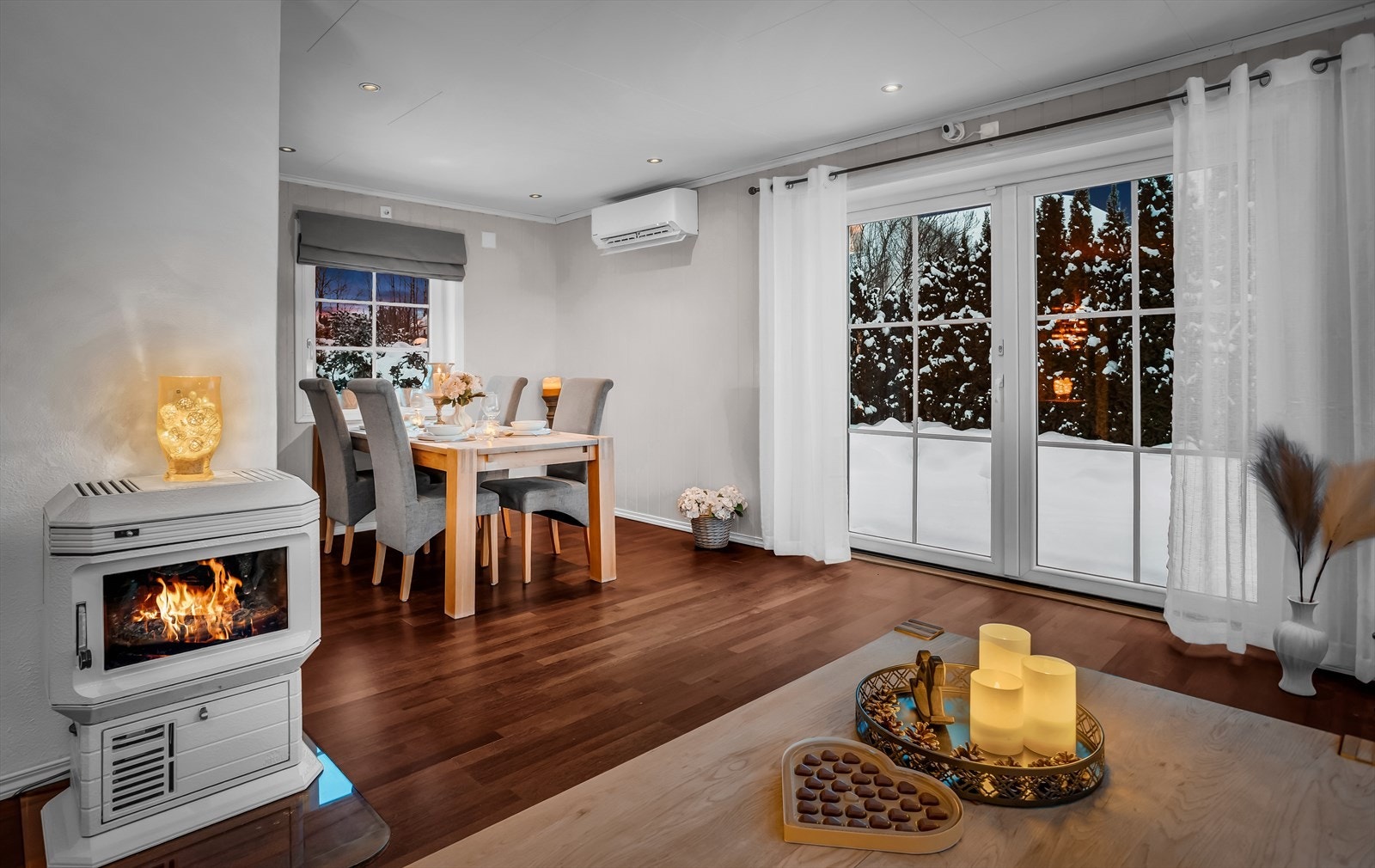 En luft-til-luft varmepumpe, montert i 2025, sørger for effektiv oppvarming. Galleribilde