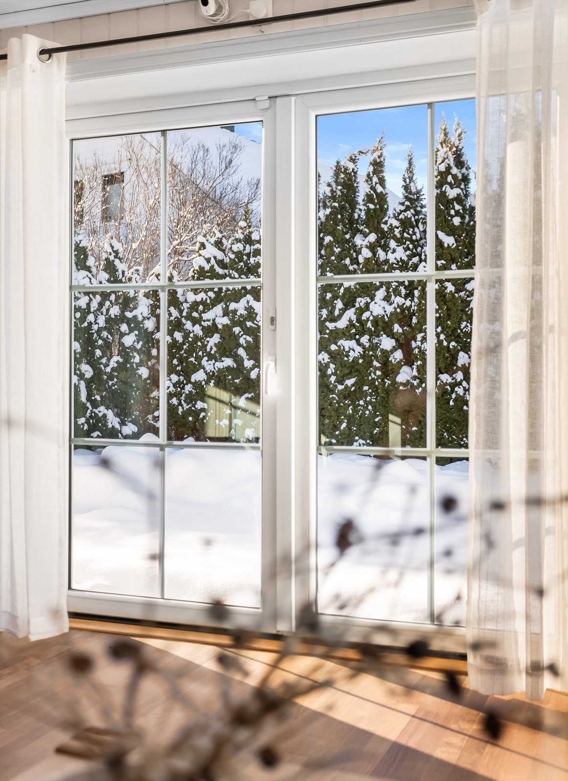 Terrassedøren gir en sømløs overgang til uteområdet. Galleribilde