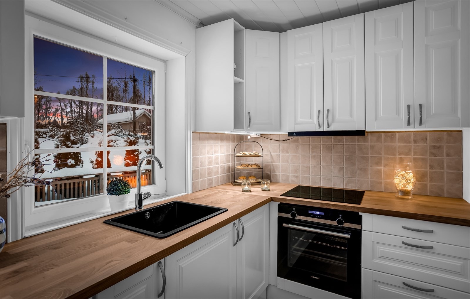 Kjøkkenet er utstyrt med integrert koketopp og komfyr, og har opplegg for oppvaskmaskin. Galleribilde