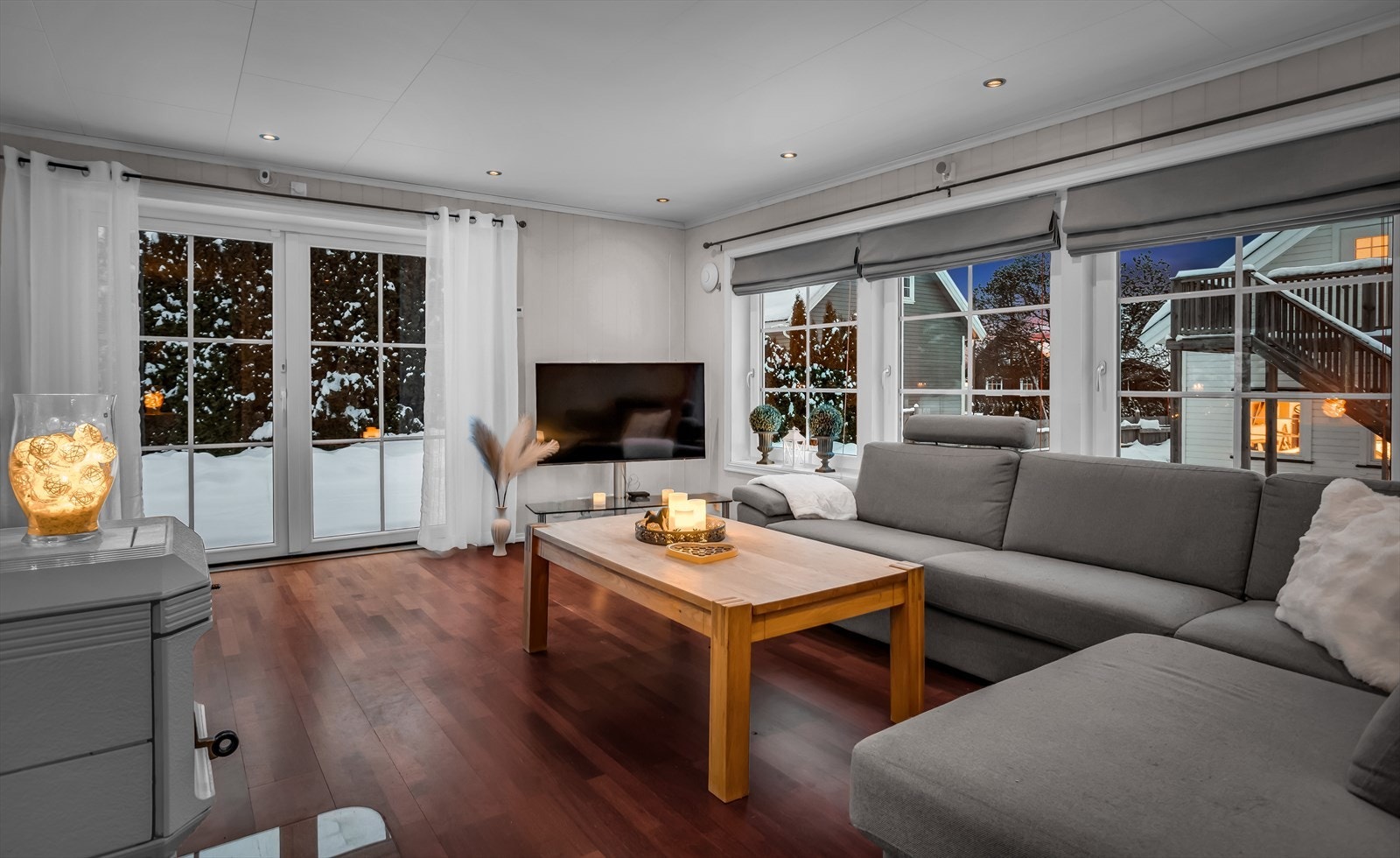 Stuen er et romslig samlingspunkt med store vindusflater og parkettgulv. Galleribilde