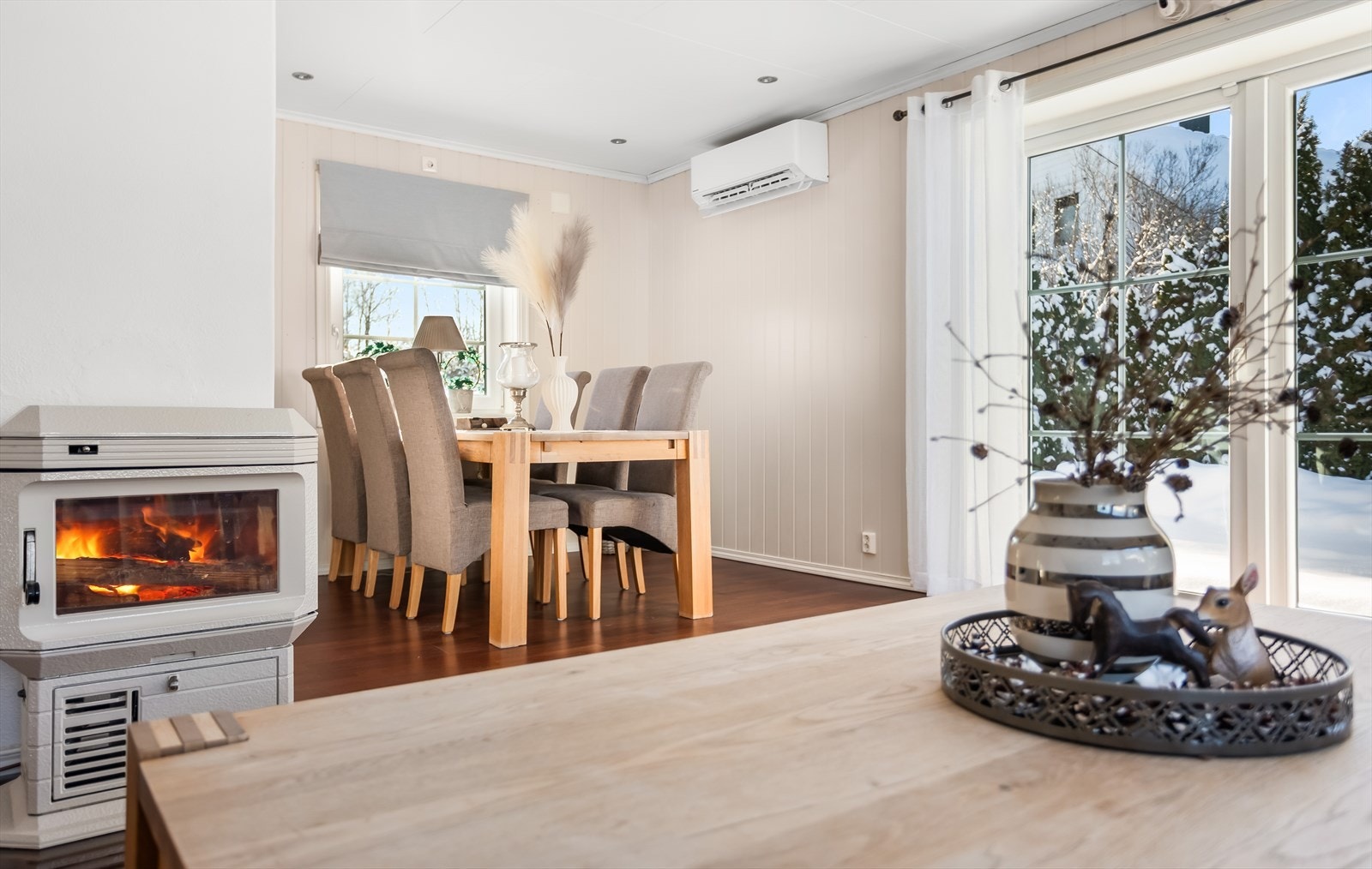 Spisestuen er plassert i tilknytning til stuen. Galleribilde