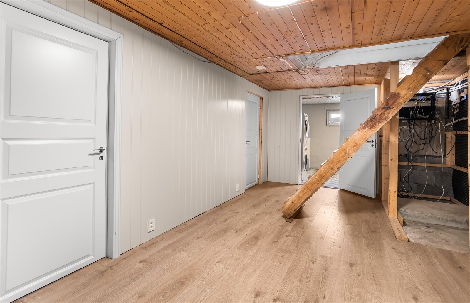 En enkel tretrapp med åpne trinn forbinder de to etasjene. Galleribilde