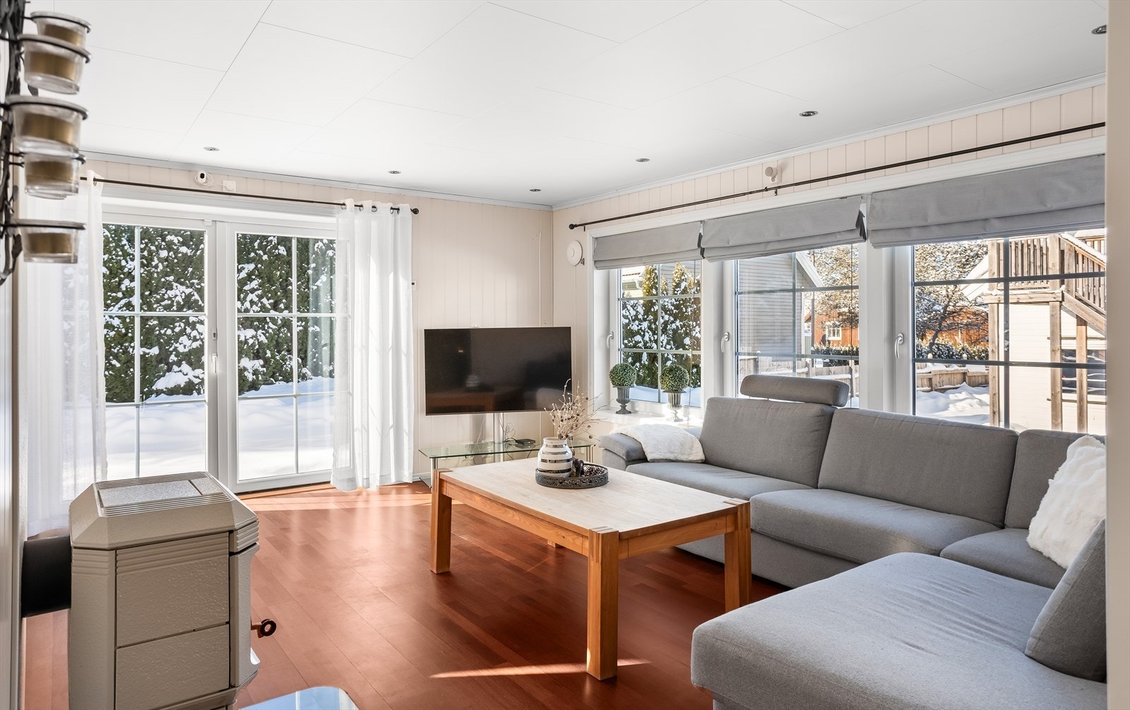 De store vinduene og terrassedøren gir rikelig med naturlig lys inn i stuen. Galleribilde