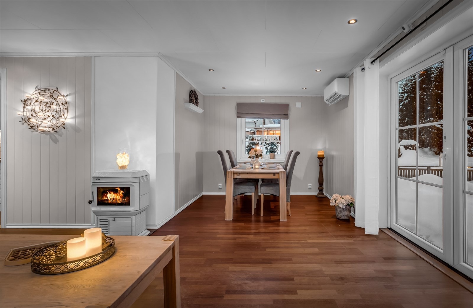 Fra stuen er det utgang til hagen via en tofløyet terrassedør fra 2018. Galleribilde