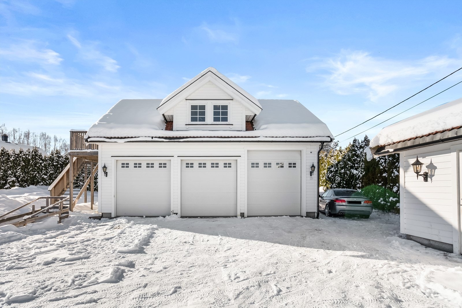 Eiendommen har en stor, frittstående garasje fra 2015 over tre plan. Galleribilde