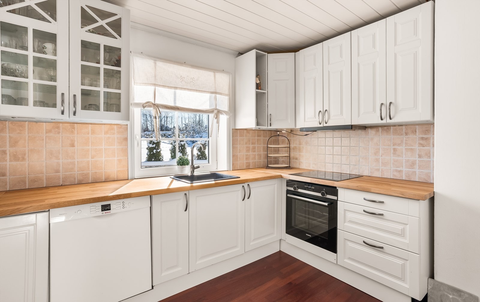 Benkeplaten og den nedfelte kummen ble fornyet i 2026. Galleribilde