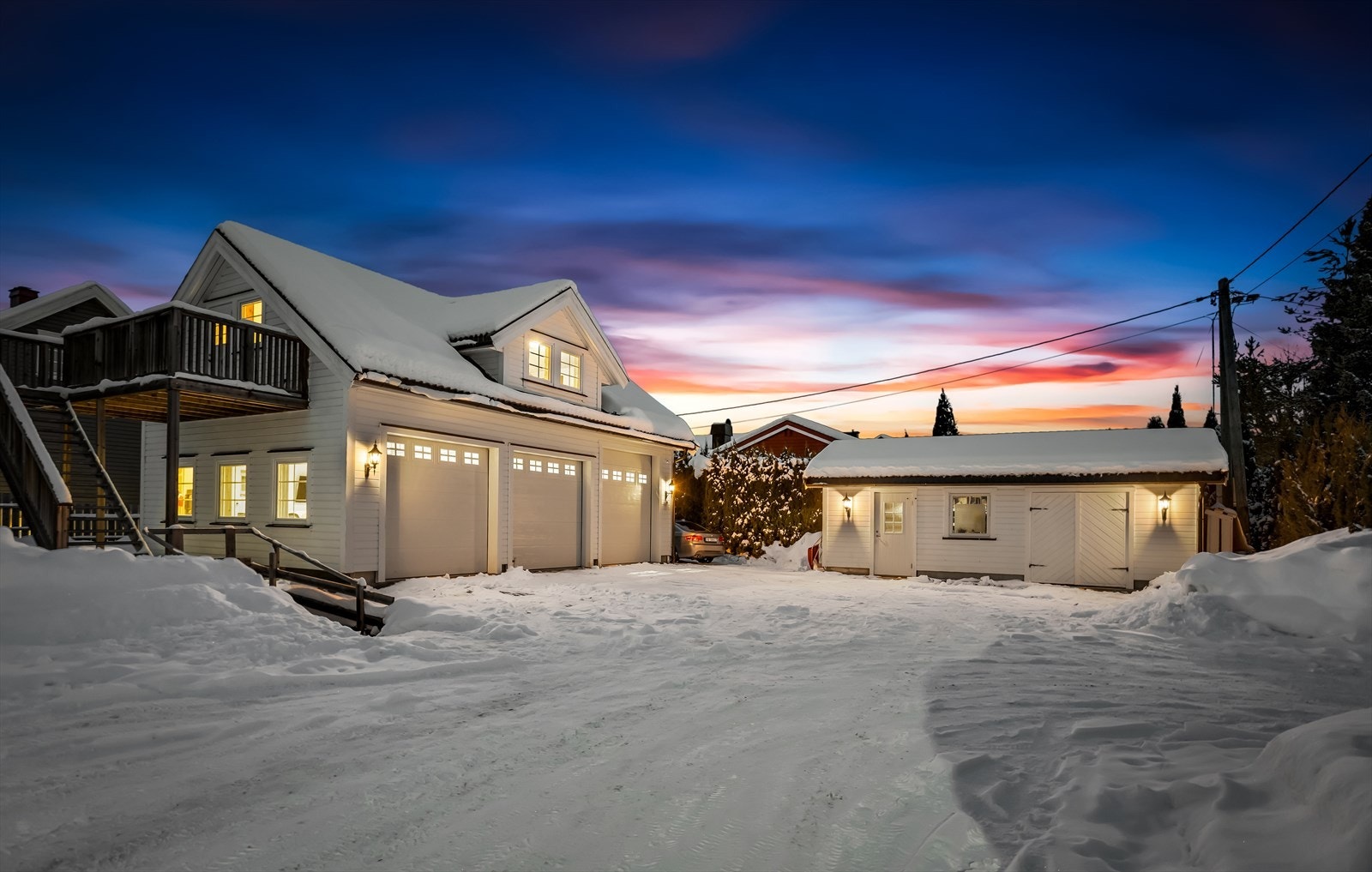 Eiendommen omfatter også en stor garasje og en frittstående bod for ytterligere lagring. Galleribilde