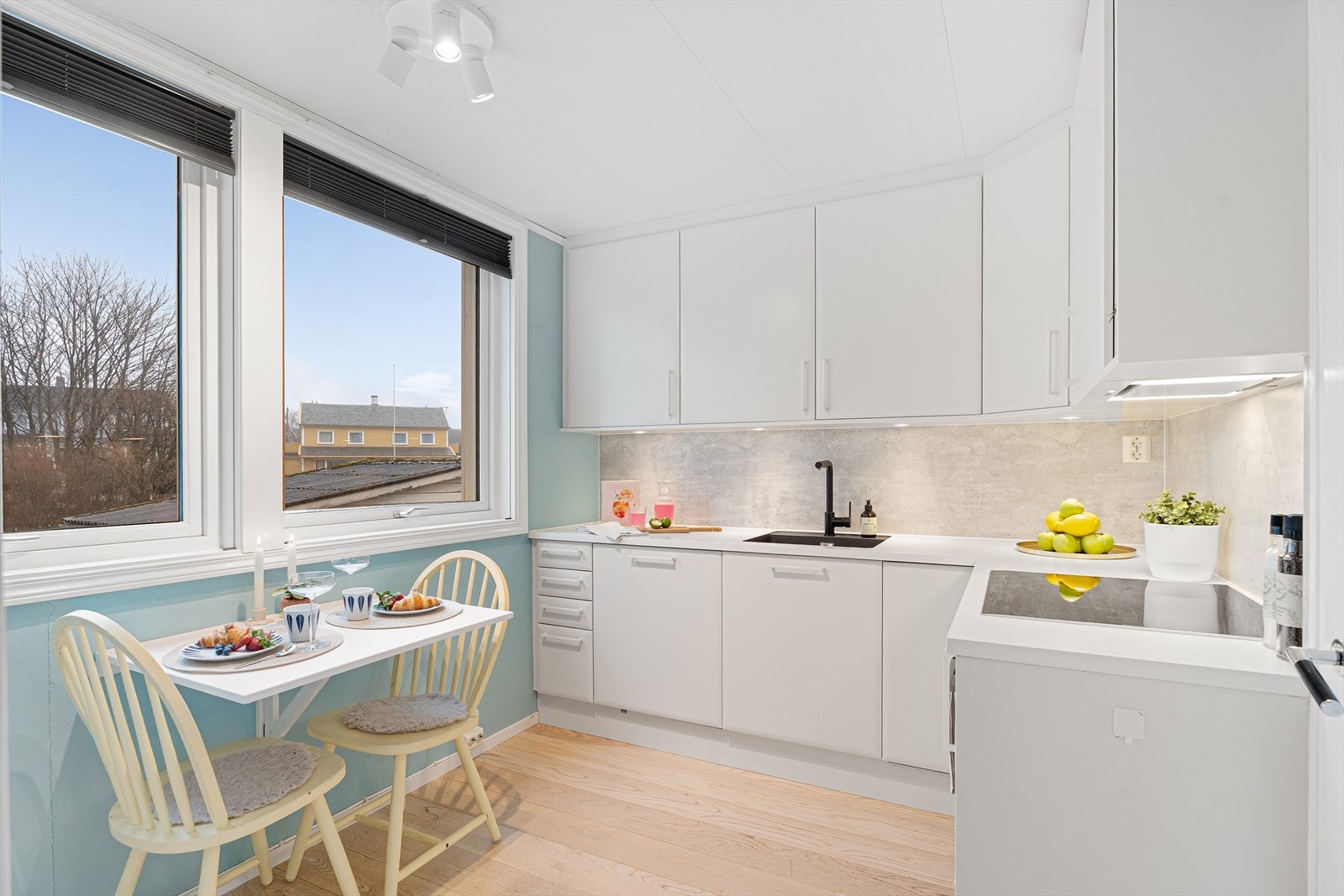 God skap- og benkeplass Galleribilde