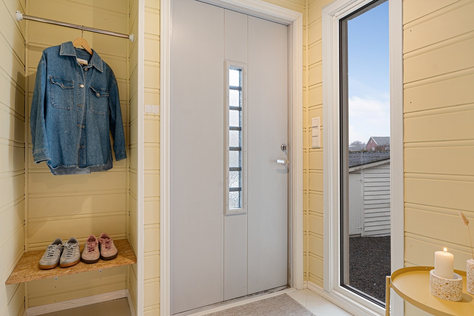 Entré med god plass til å henge fra seg yttertøy Galleribilde