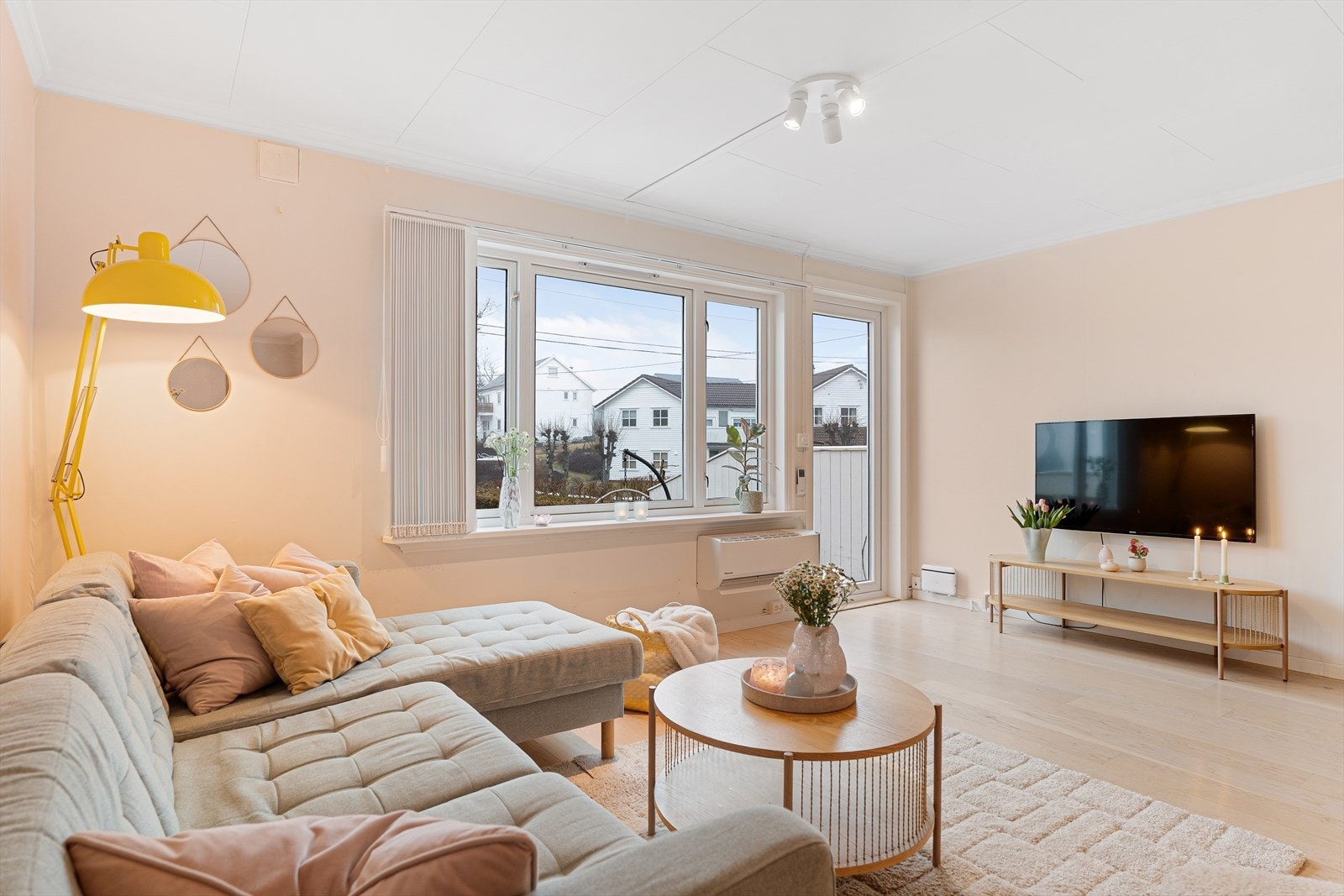 Innbydende stue med gode møbleringsmuligheter med plass til både sofagruppe og spisebord Galleribilde