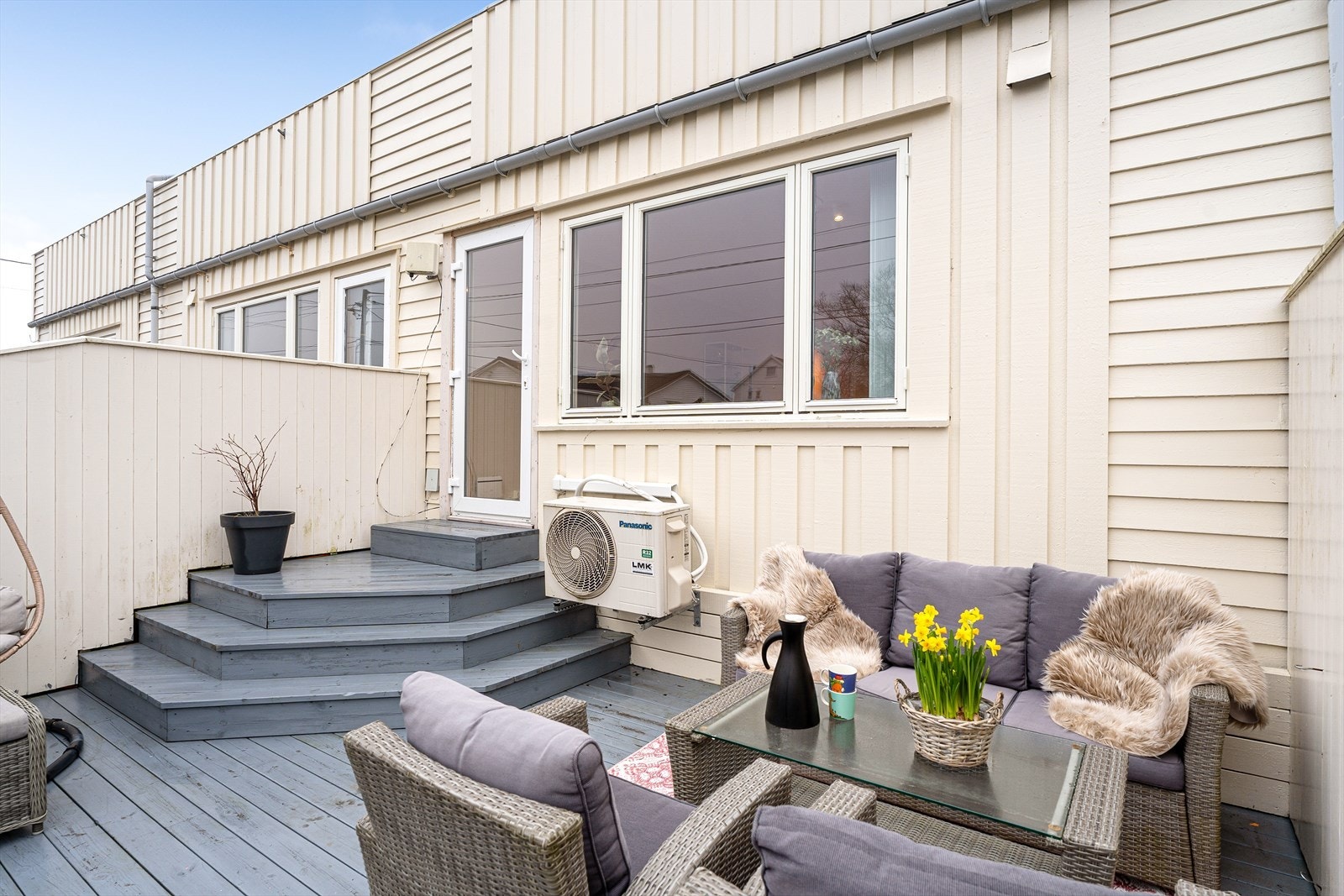 Vestvendt terrasse utenfor stue med gode møbleringsmuligheter Galleribilde