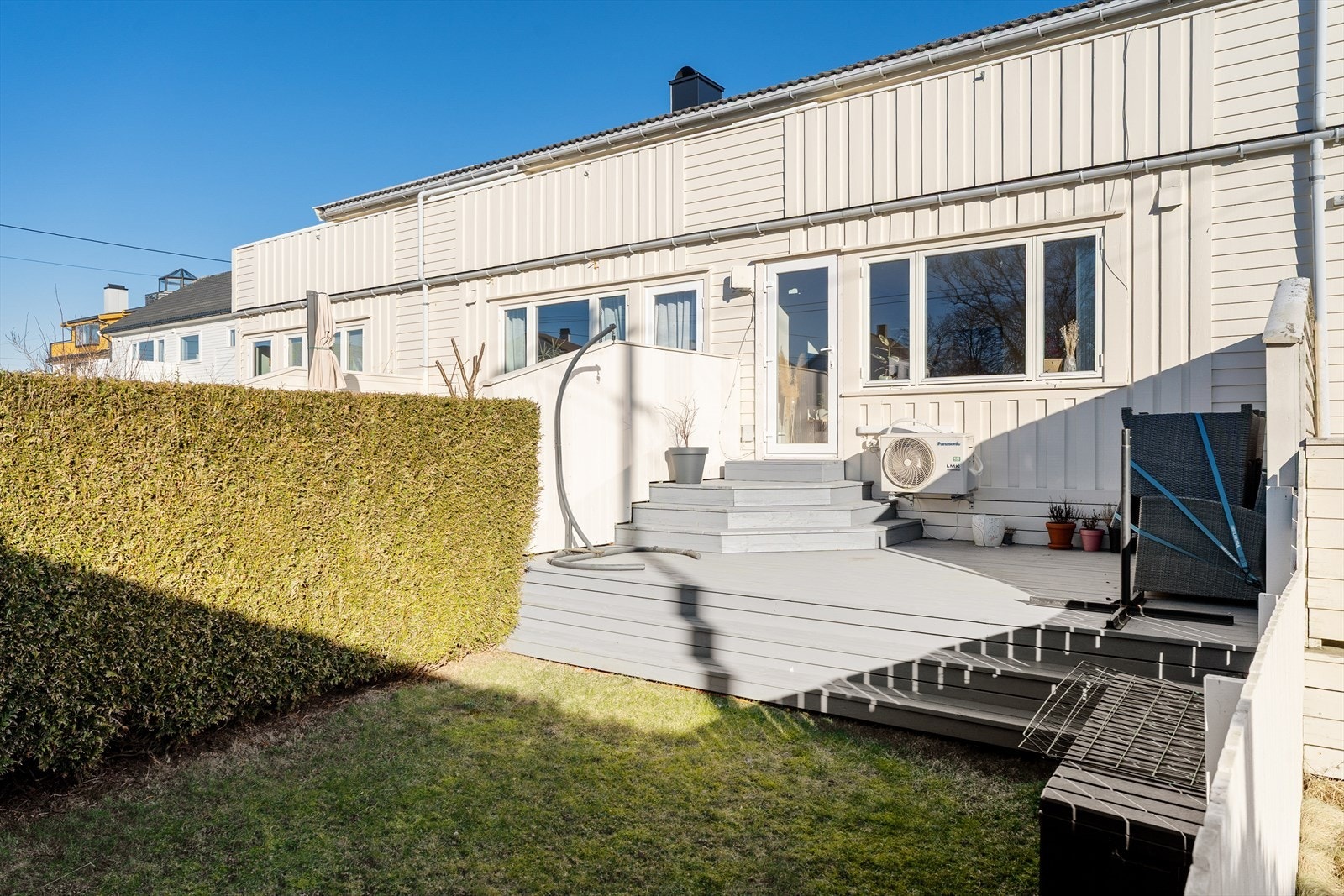 Flott, vestvendt terrasse og hage med gode solforhold. Galleribilde