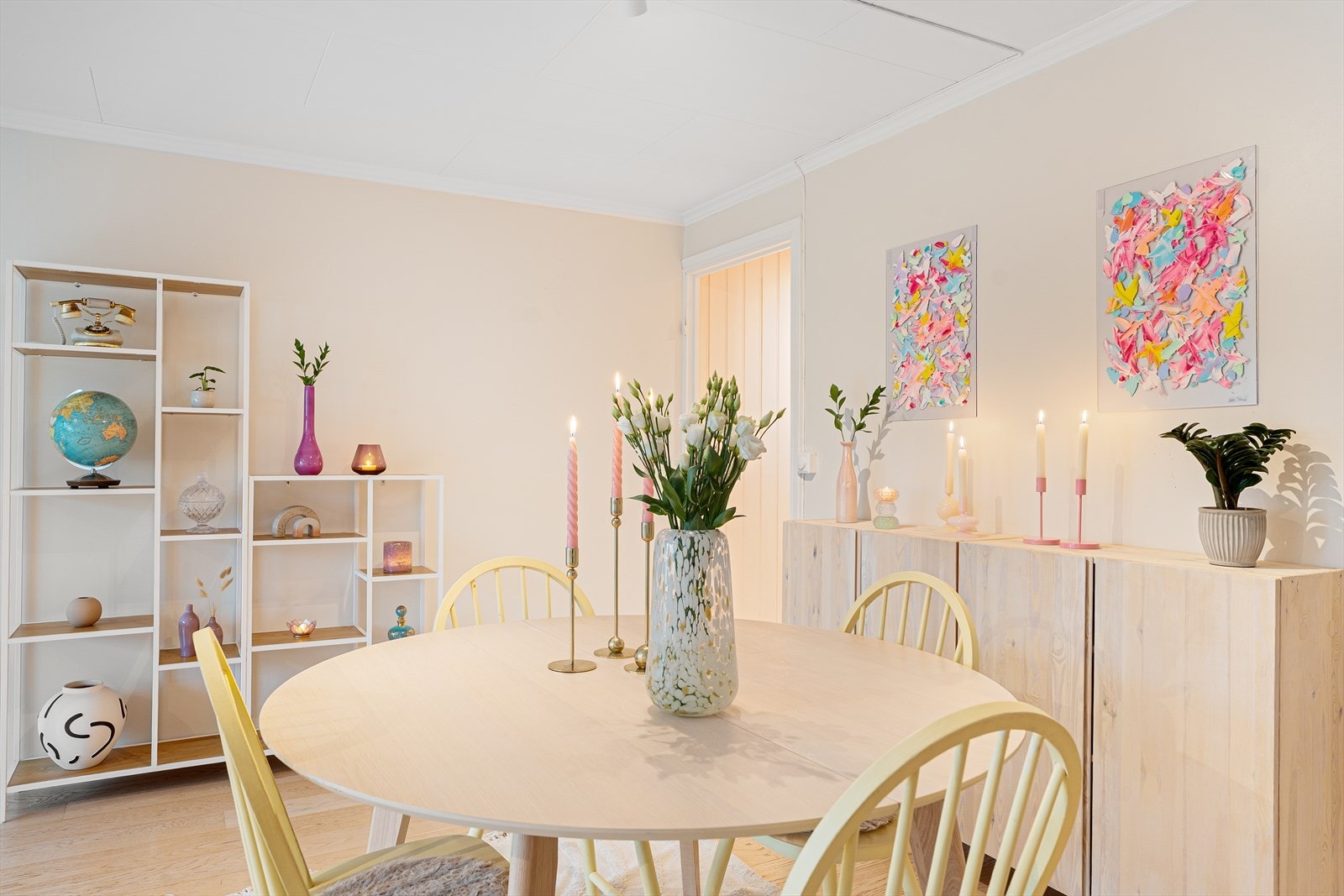 Lekre og behagelige fargevalg er gjennomgående i stuen Galleribilde