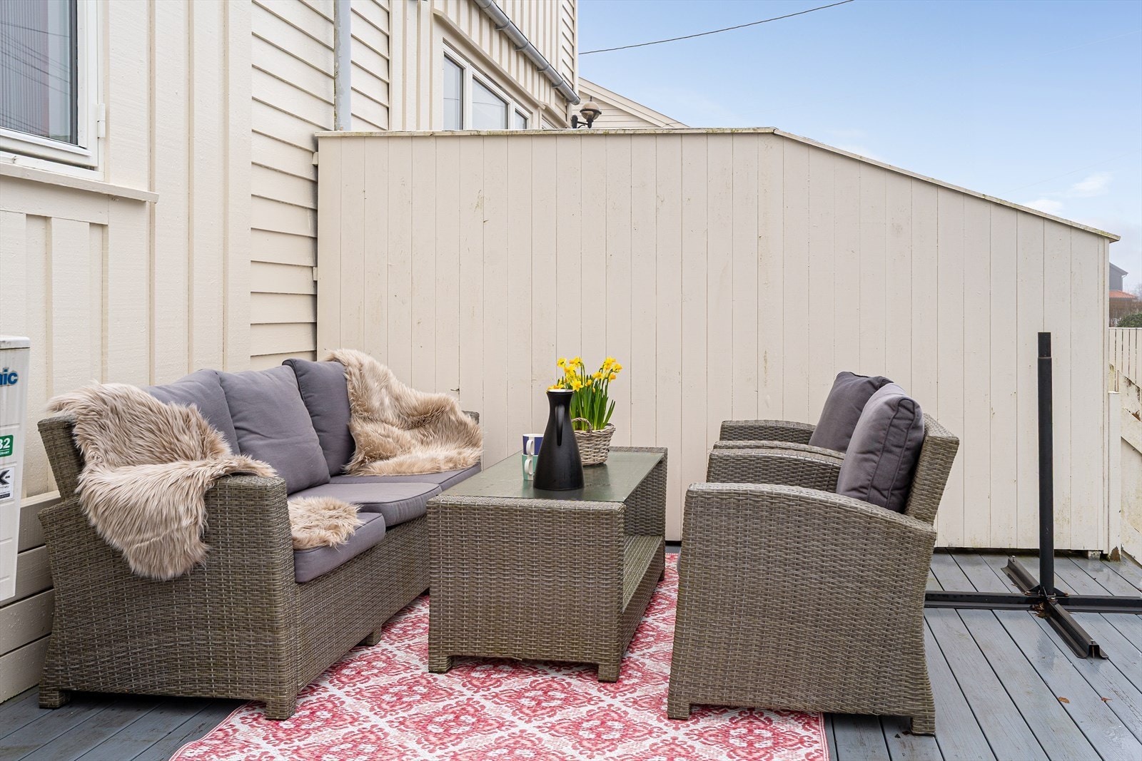 Gode solforhold og trapp ned til hage Galleribilde