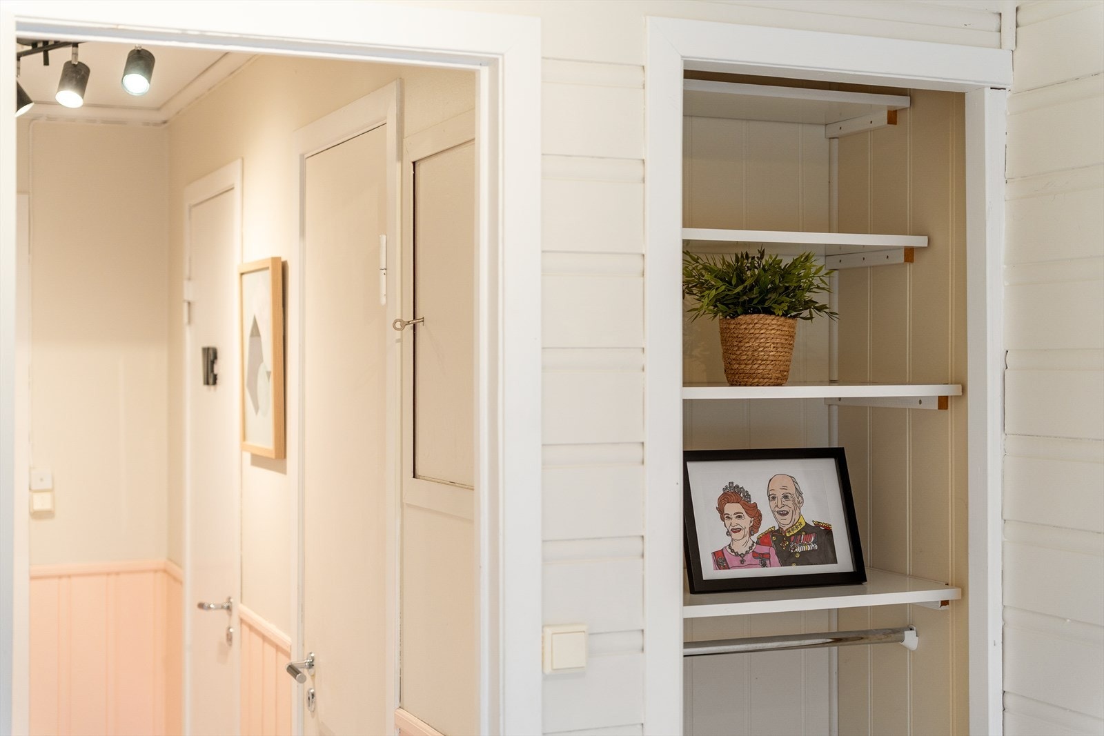 Plassbygget garderobe i 2. etasje Galleribilde