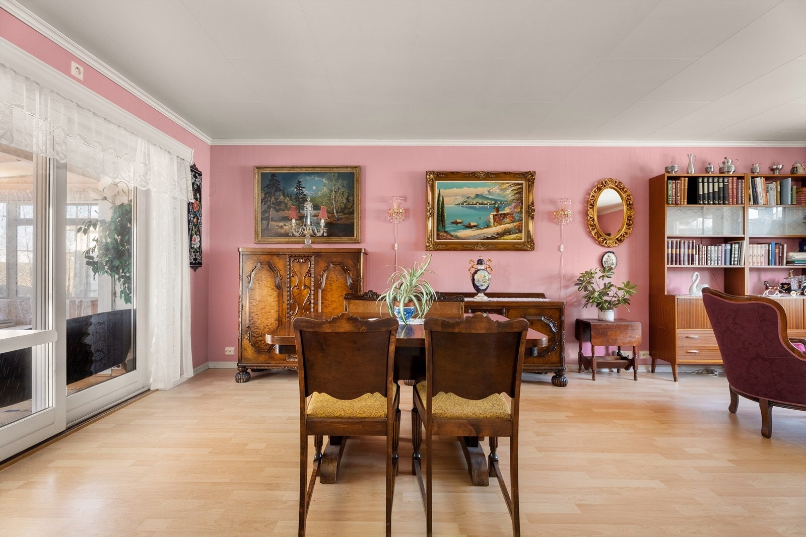 Direkte utgang til uteområdet via den innglassede terrassen. Galleribilde