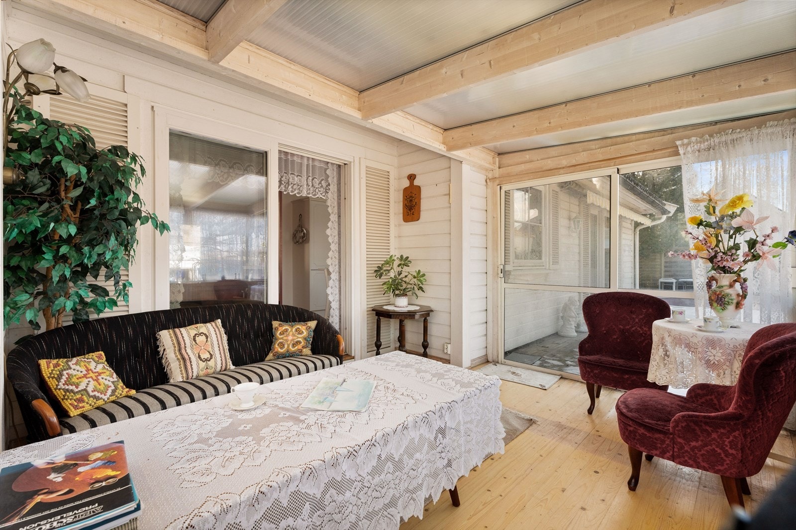 Fra hagestuen er det videre utgang til den store terrassen. Galleribilde