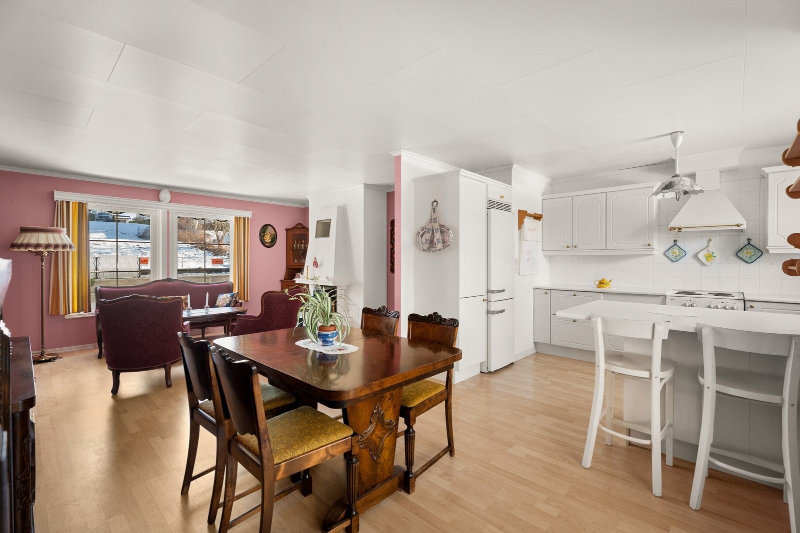 Oversikt over den sosiale sonen med stue, spisestue og kjøkken samlet. Galleribilde