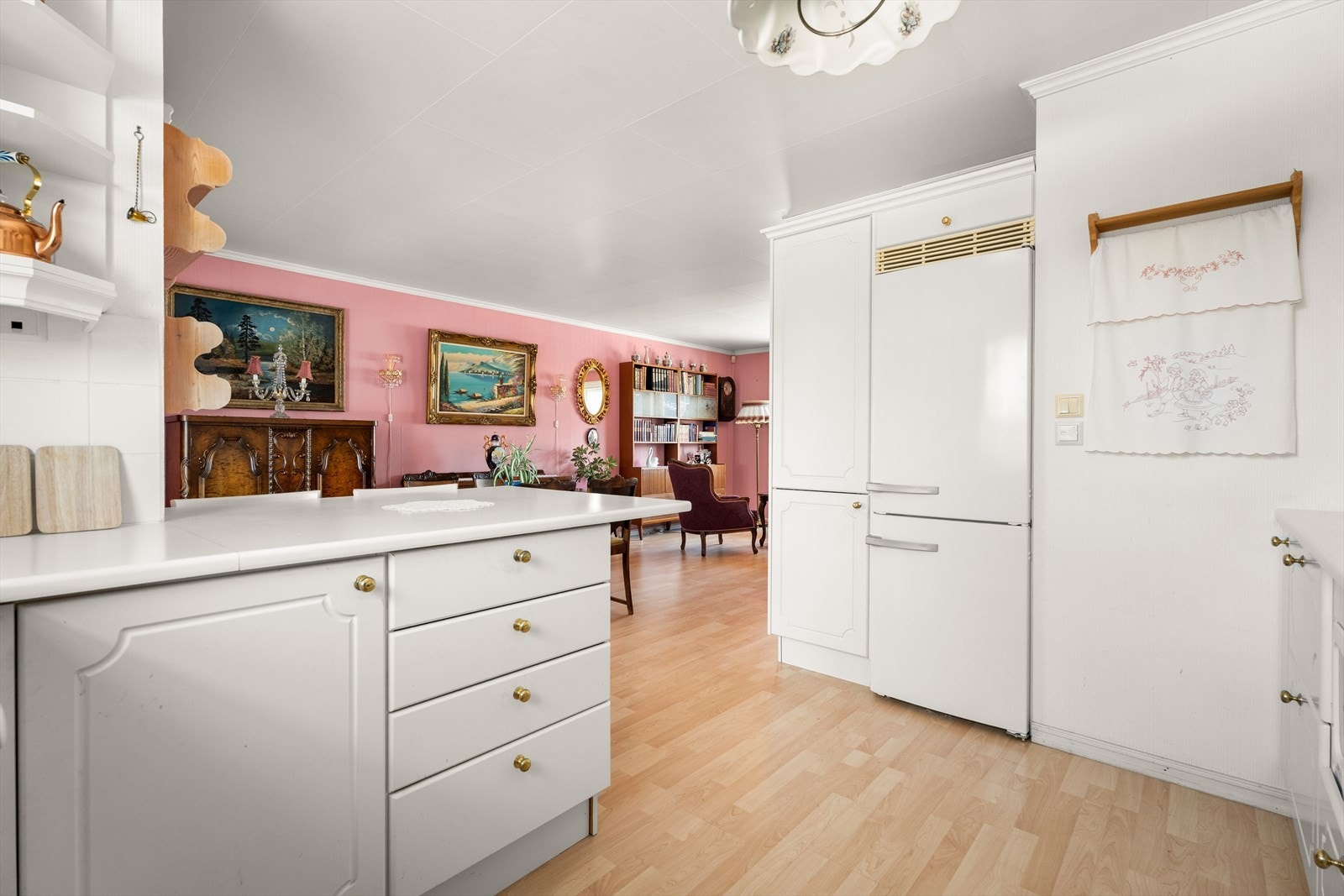 Integrert kjøl- og fryseskap er plassert praktisk ved siden av arbeidsbenken. Galleribilde