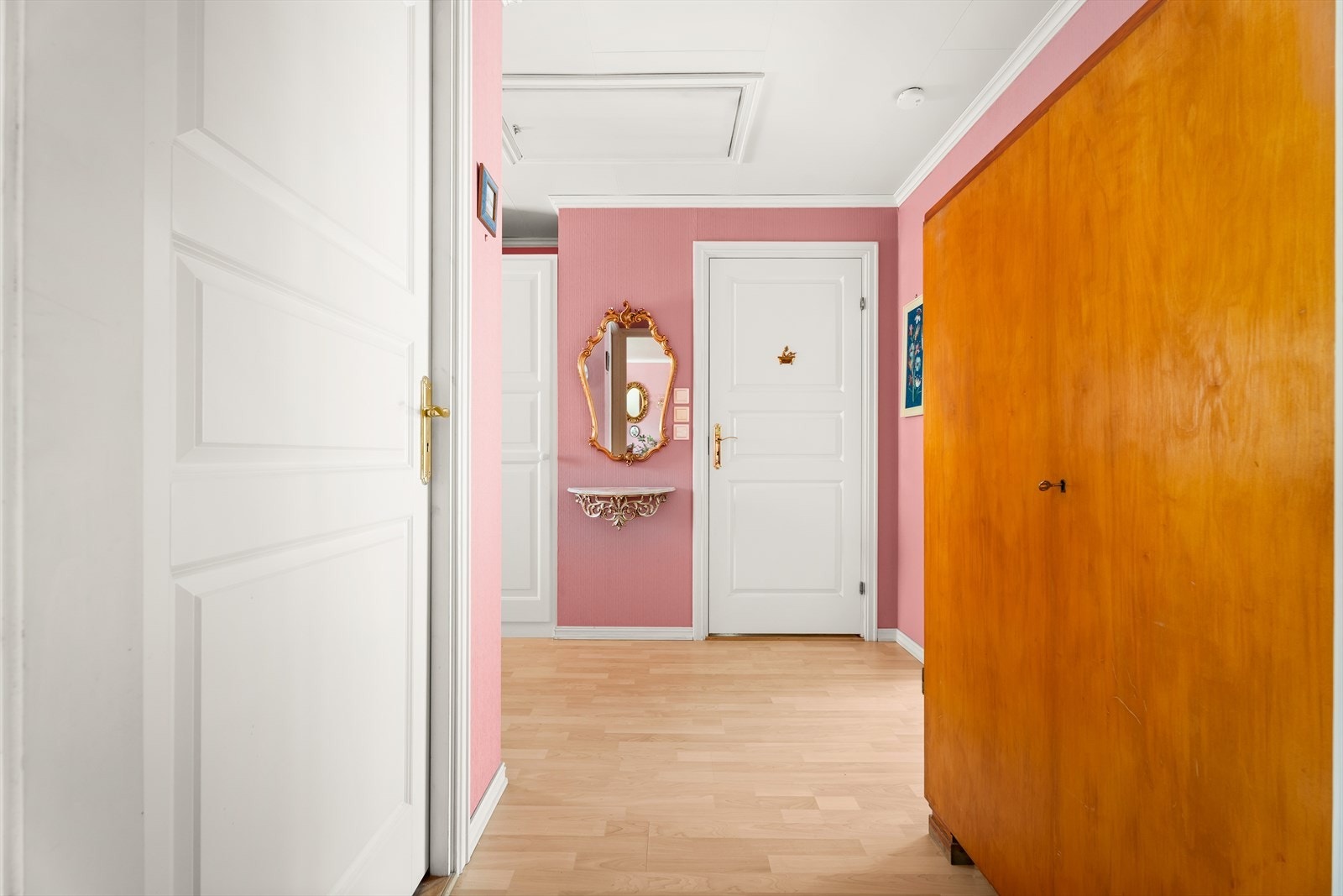 Innvendige dører er malte 3-speils dører som komplementerer boligens stil. Galleribilde