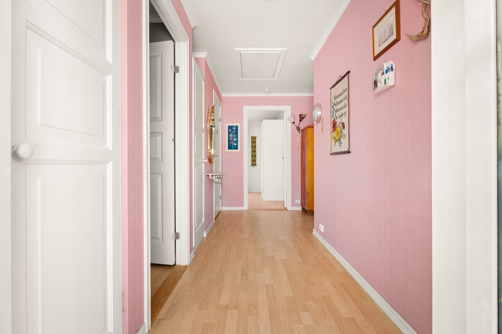 I gangen er det loftsluke som gir tilgang til lagringsplass på loftet. Galleribilde