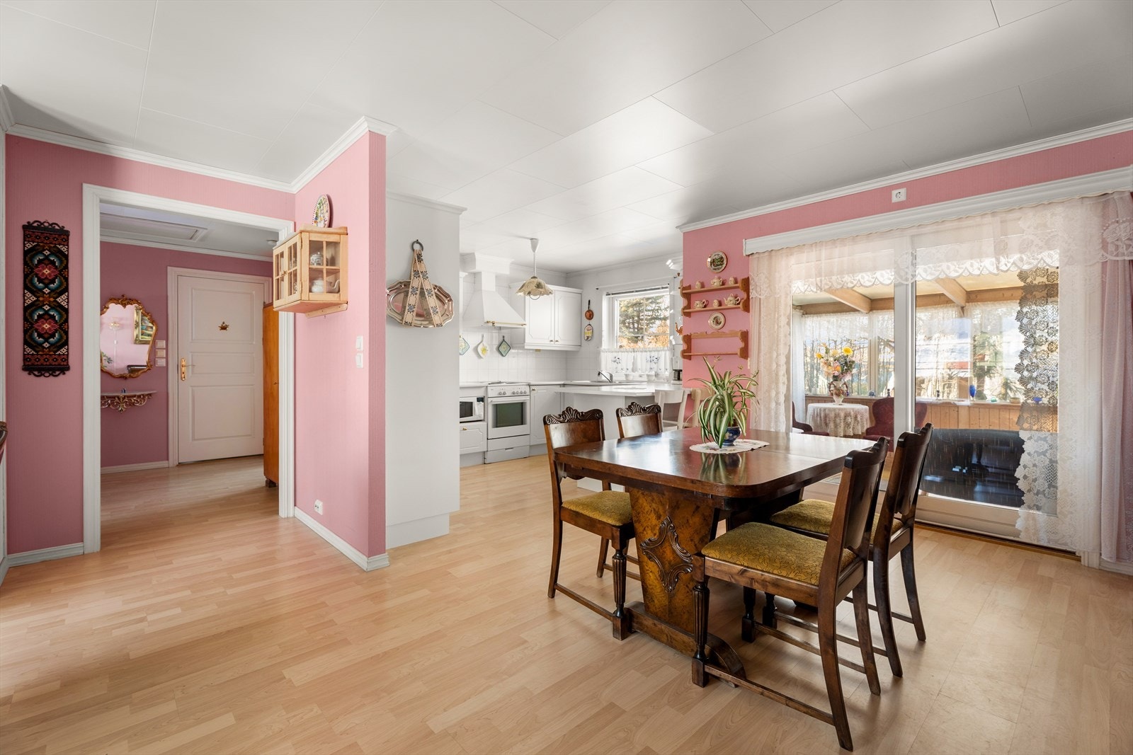 Spisestuen ligger i direkte tilknytning til både kjøkken og den innglassede terrassen. Galleribilde