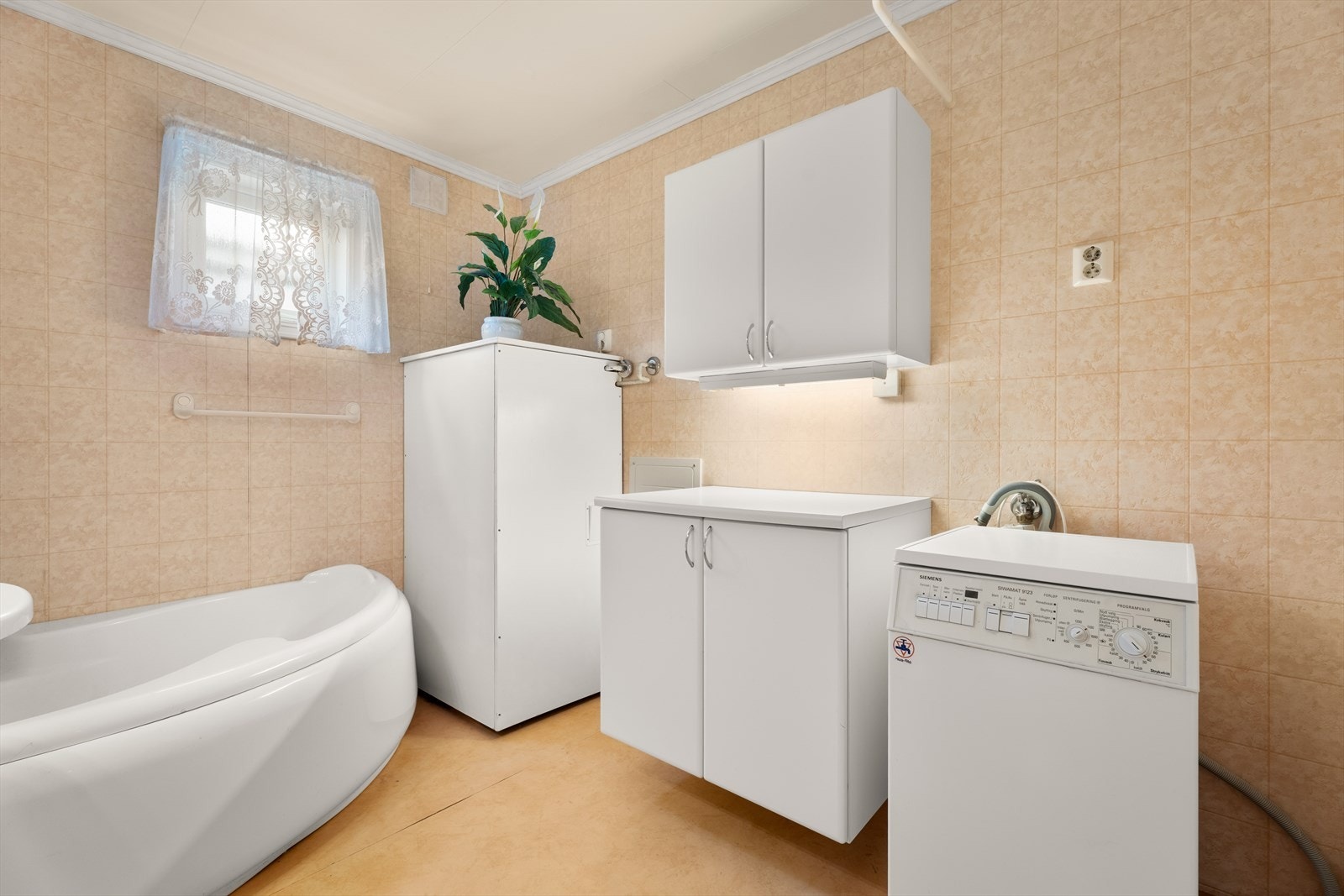 Varmtvannsberederen på ca. 200 liter er plassert på badet og er innkasset. Galleribilde