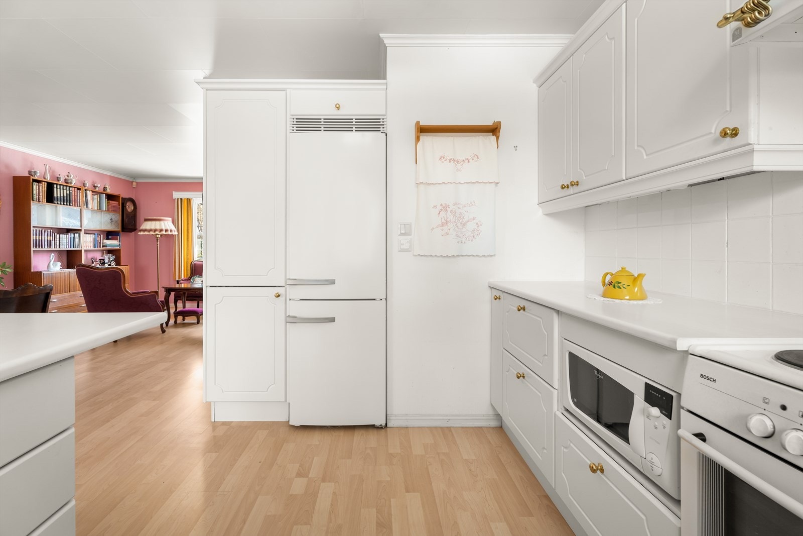 Fliser mellom laminert benkeplate og overskap forenkler renholdet. Galleribilde