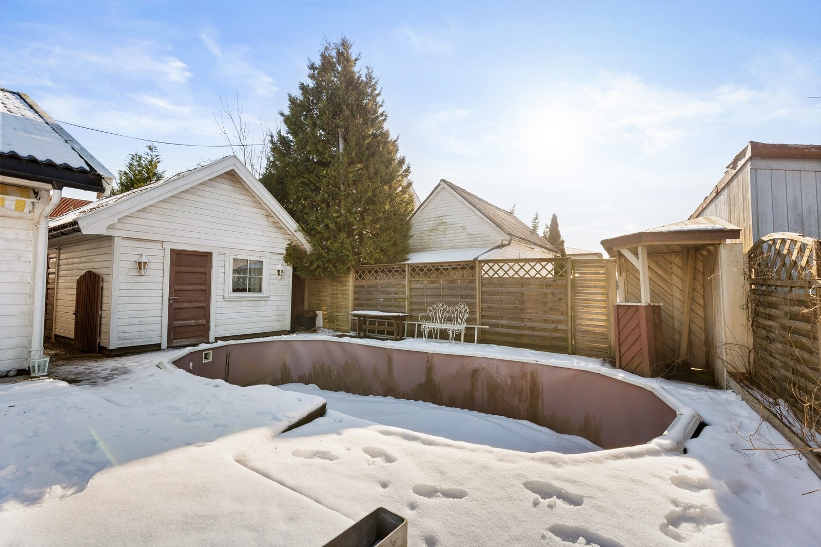 Eiendommen har et nedgravd basseng, perfekt for varme sommerdager. Galleribilde