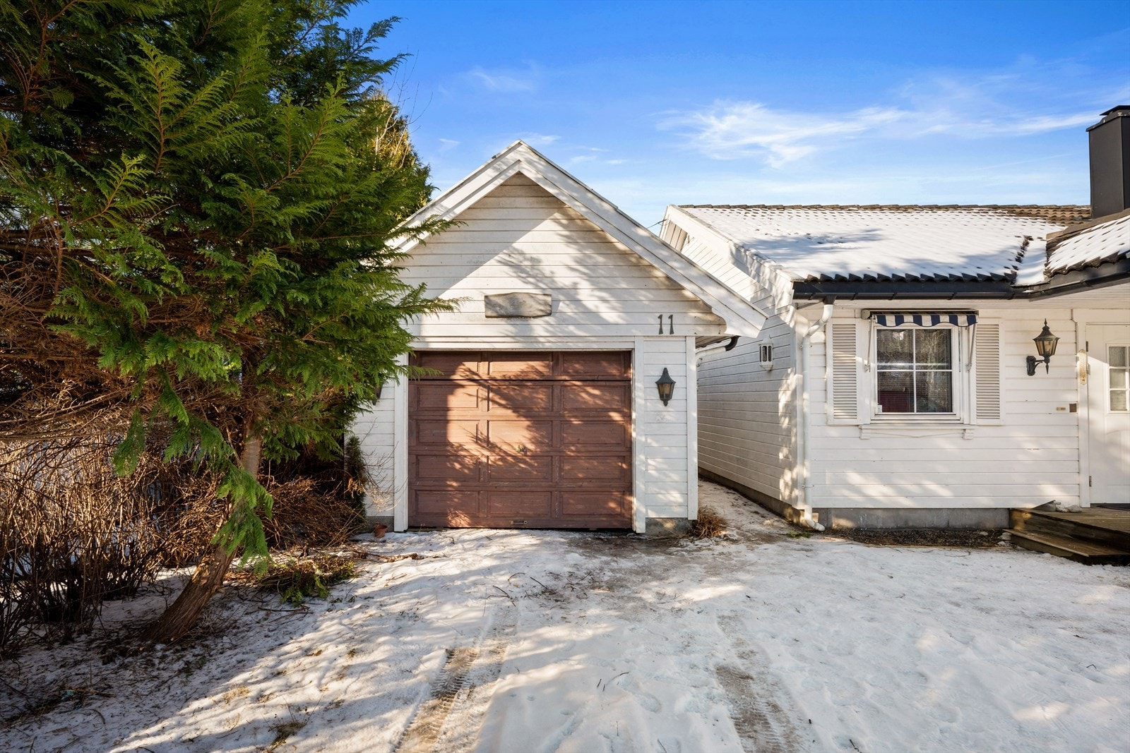 Frittstående garasje på ca. 24 m² bygget i 2002, med bod i bakkant for ekstra lagring. Galleribilde