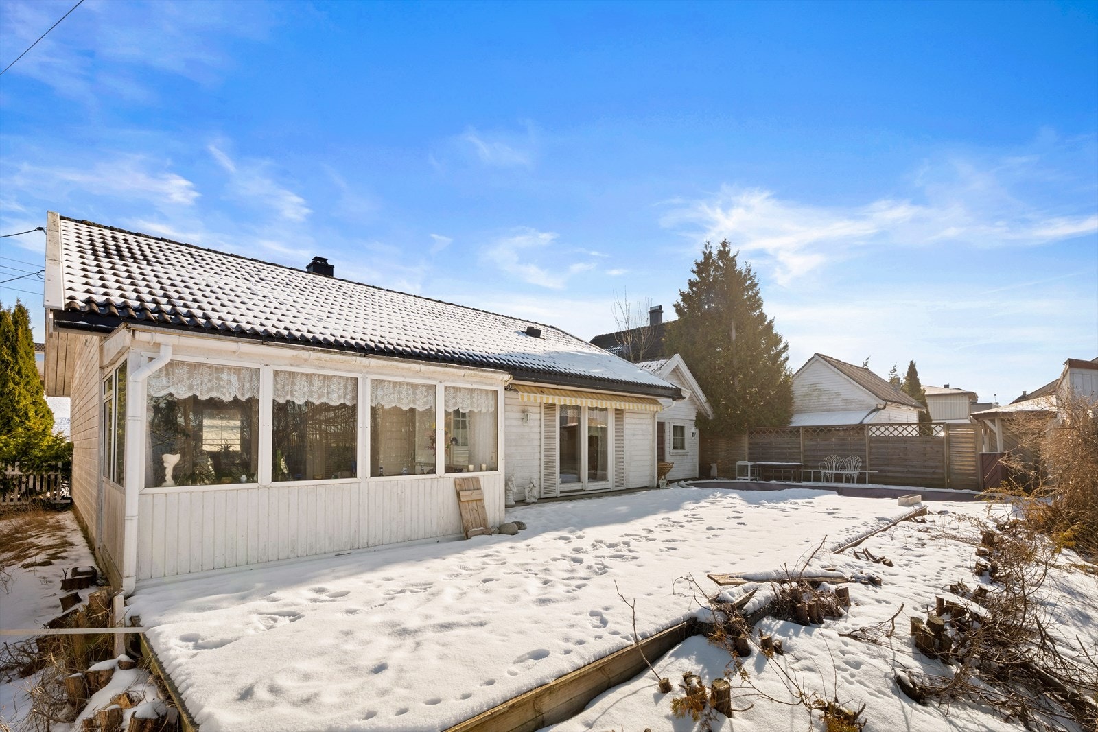 Boligen har en stor, nordvestvendt terrasse på ca. 105 m² og en innglasset hagestue. Galleribilde