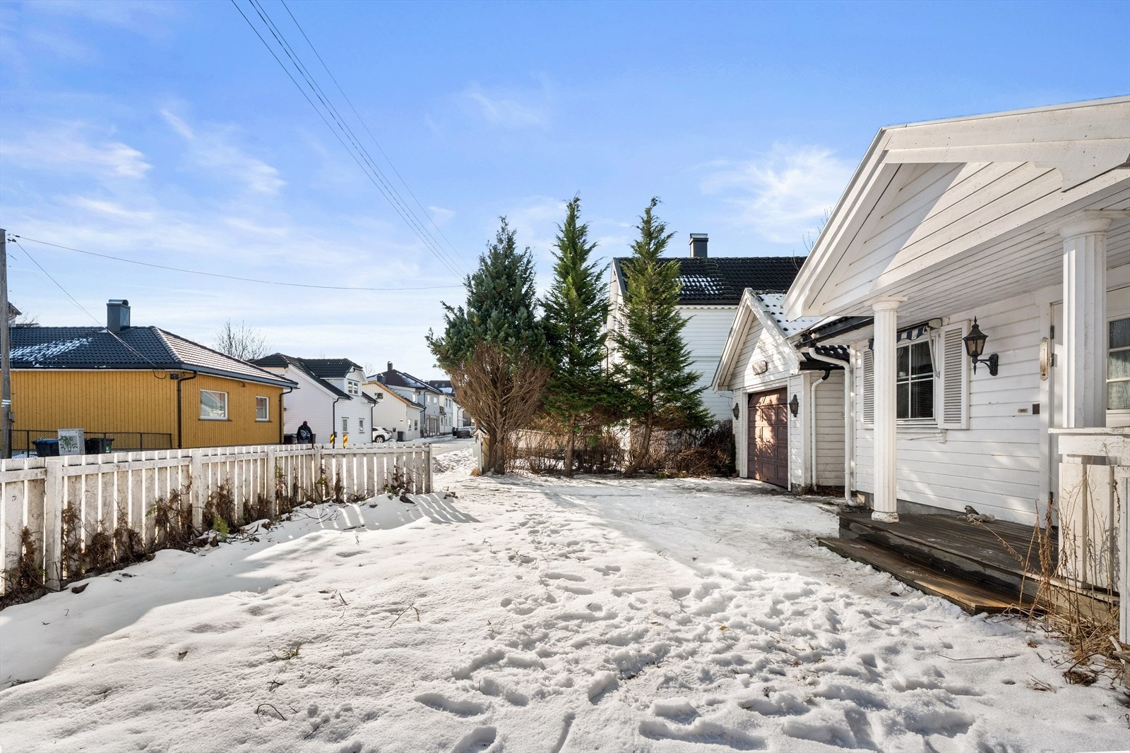 Eiendommen ligger i et rolig og barnevennlig område med kort vei til skoler og barnehager. Galleribilde