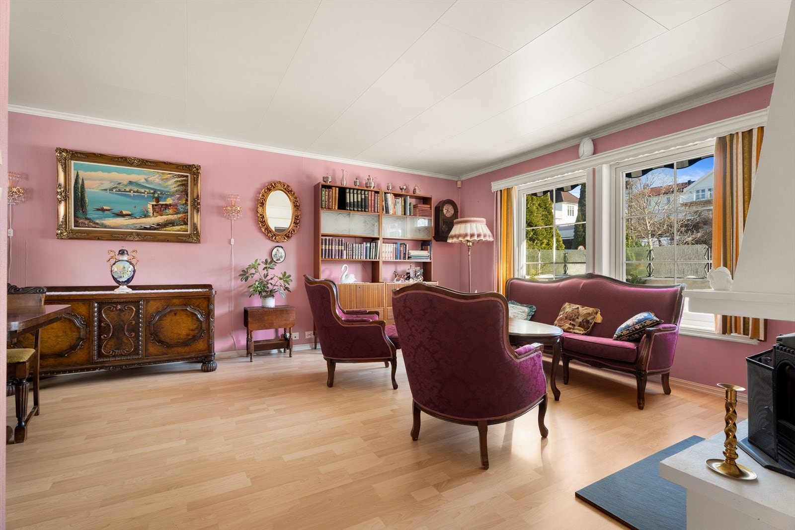 Store vindusflater med 2-lags glass gir godt med naturlig lys inn i stuen. Galleribilde