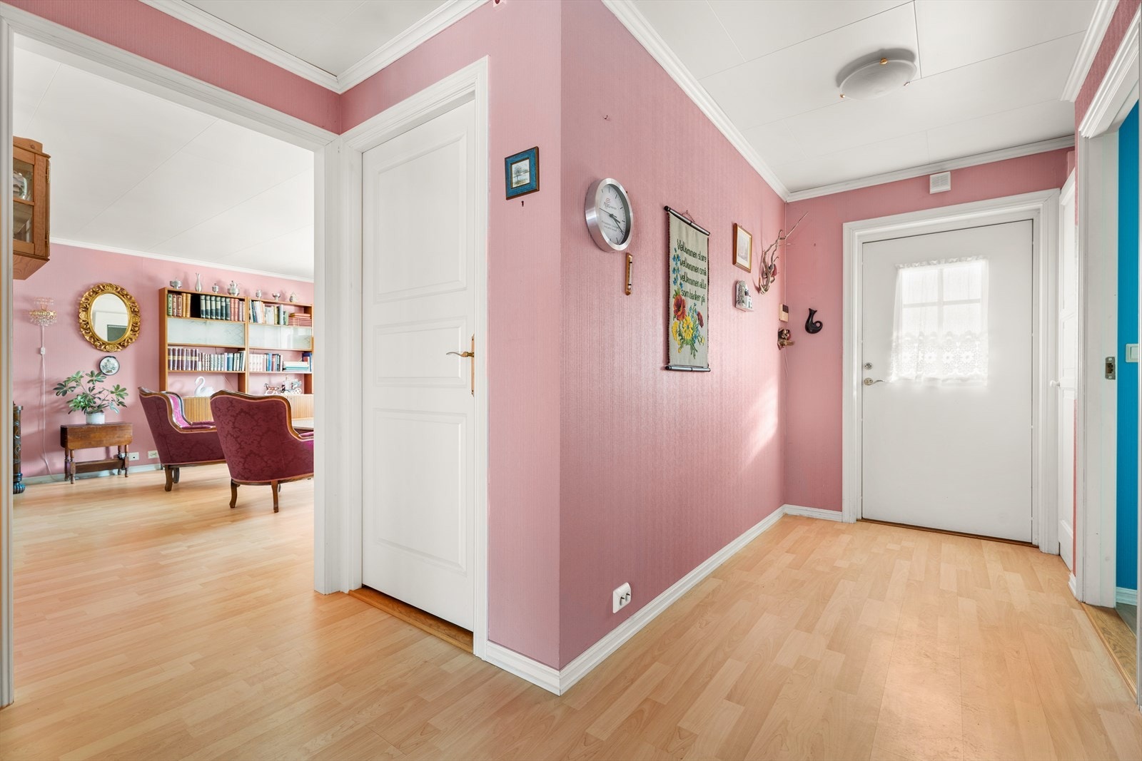 Gangen binder sammen soverommene og oppholdsrommene på en funksjonell måte. Galleribilde