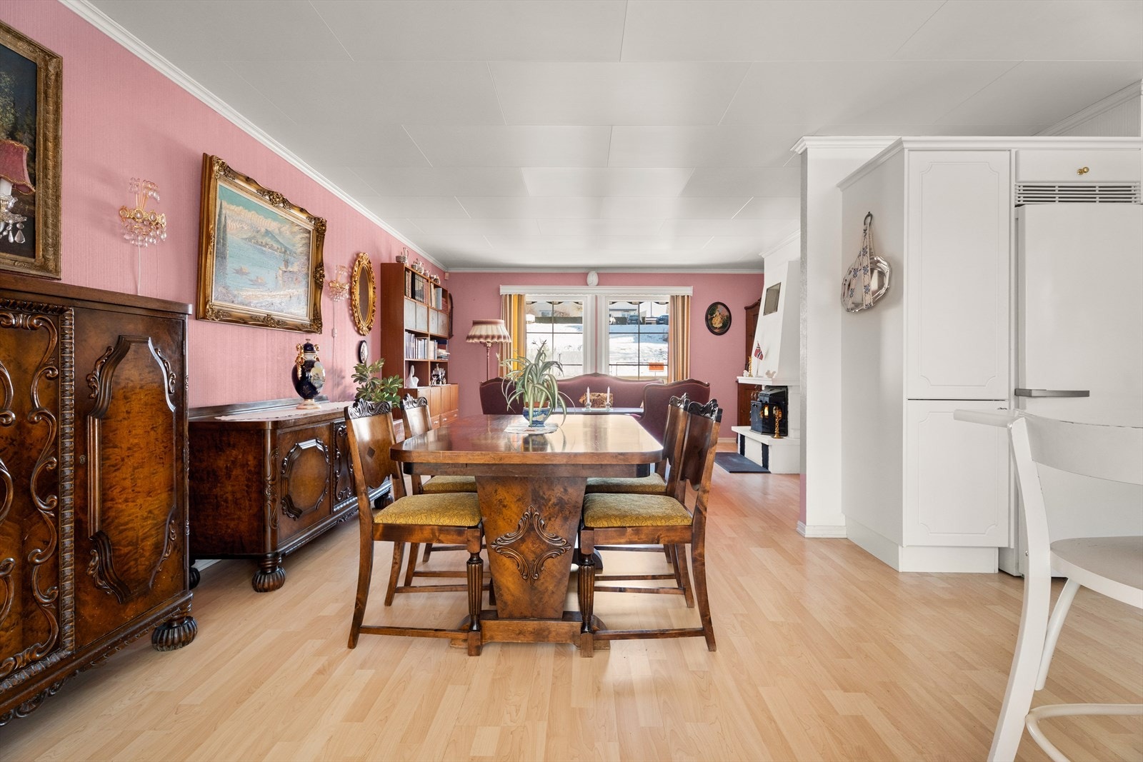 God plass til både spisebord og møblement for oppbevaring. Galleribilde